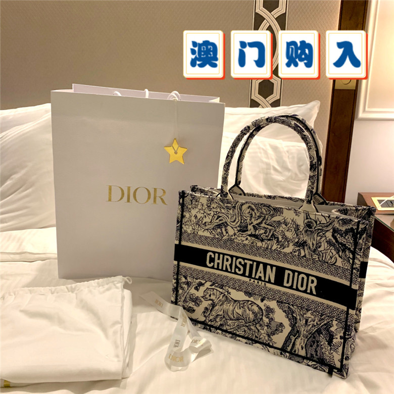  澳门购入dior tote 送给自己27岁的生日礼物！