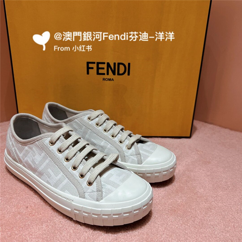 Fendi又出新鞋子啦😍板鞋真是无敌好穿👍