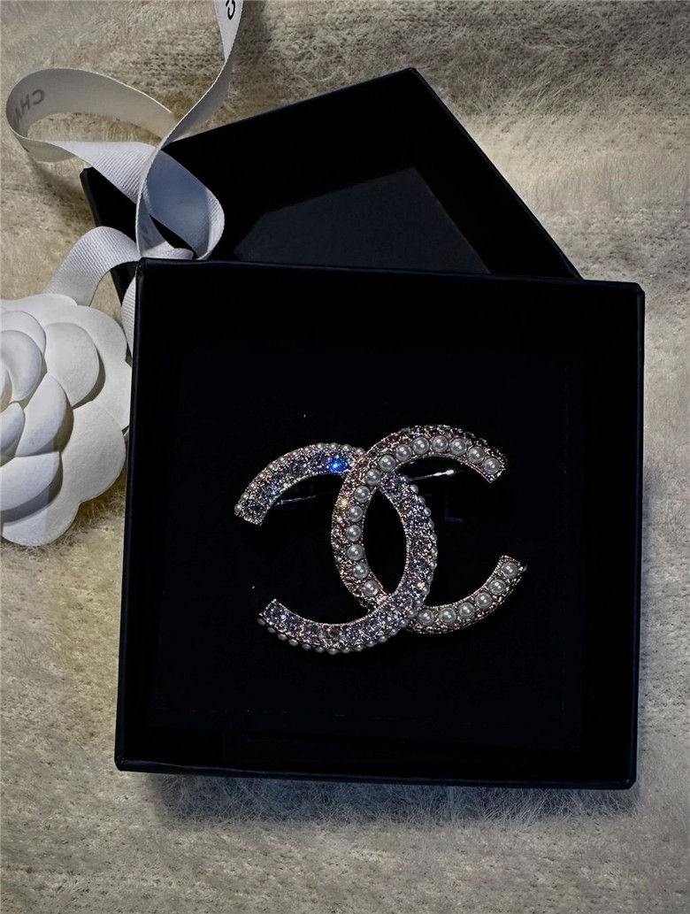 Chanel 胸针｜明暗都好看，随手即浪漫